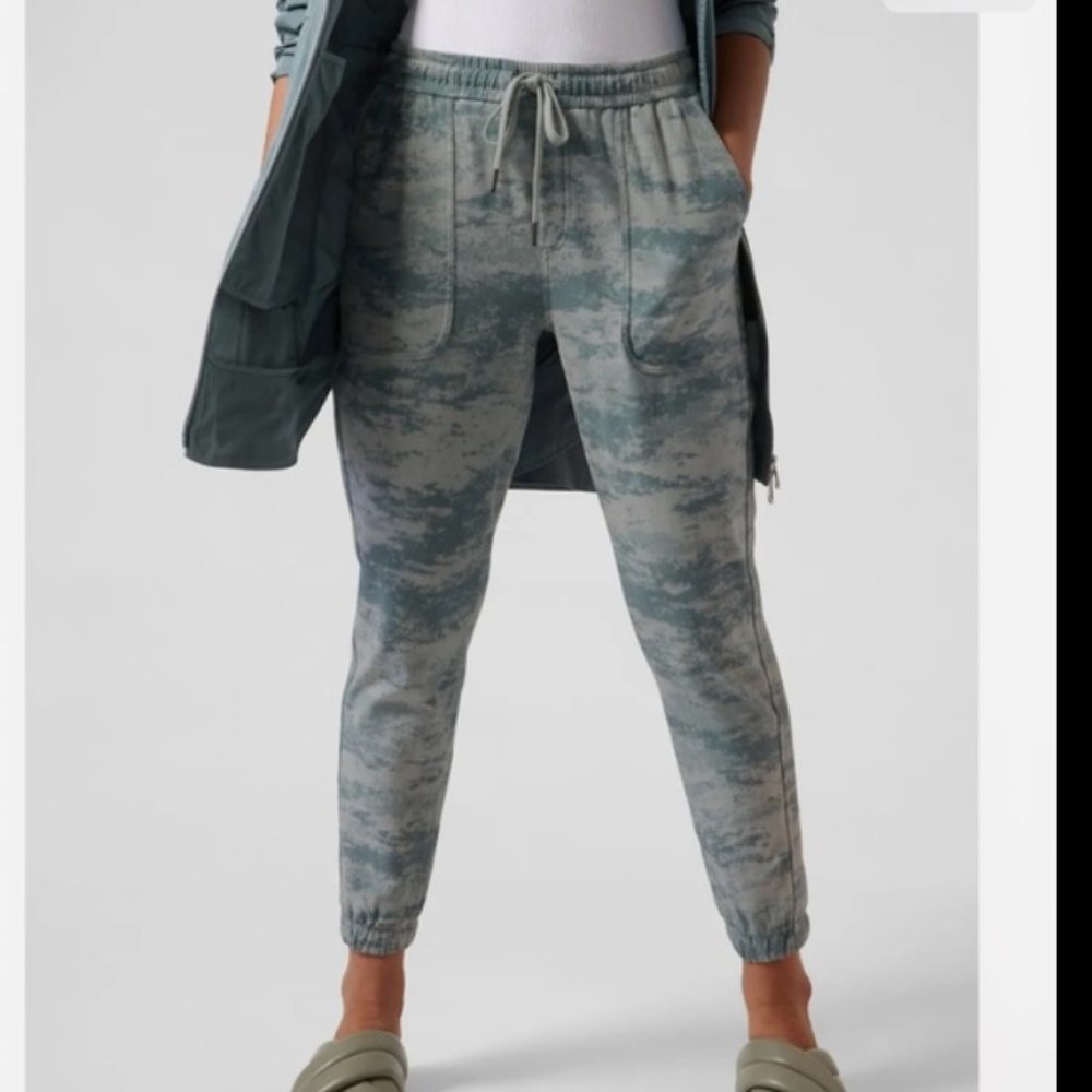 Athleta Farallon Jogger Pants Fog Camo Print Pockets Drawstring Size Small
